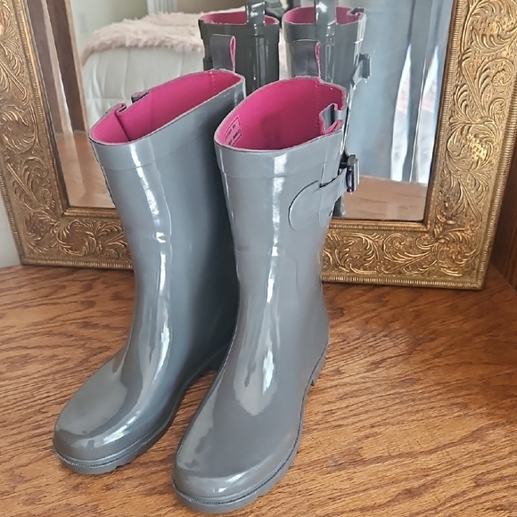 Capelli of New York Gray Rain Boots with Pink Lining - Picture 1 of 5